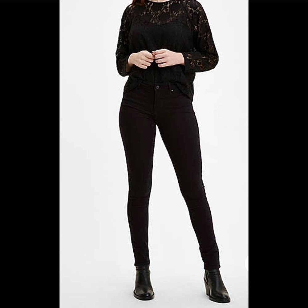 Levi’s 711 Sculpt Skinny Black Mid Rise Slim through Hip & Thigh Size 2 W26 L30